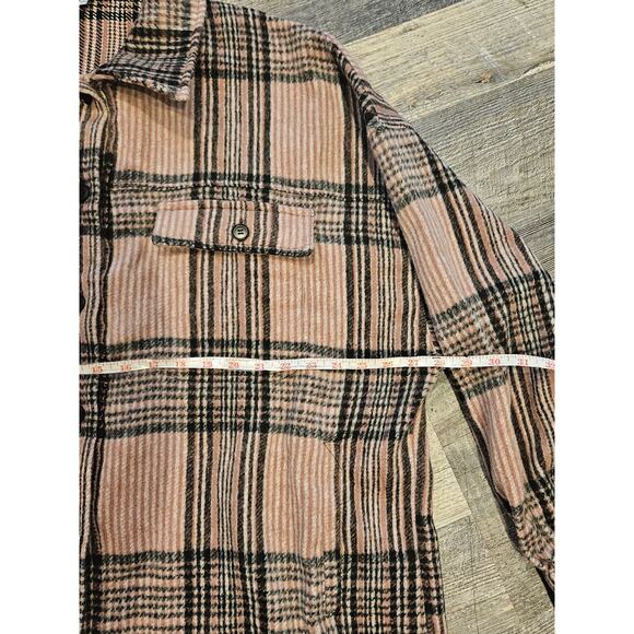 White birch flannel fuzzy button down shacket pink black plaid 1x plus - Picture 3 of 7